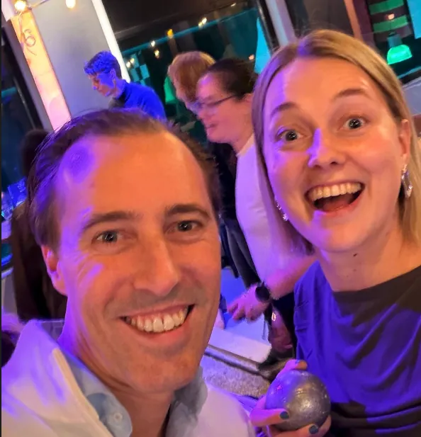 Twee teamleden maken een selfie tijdens de activiteit in Nijmegen