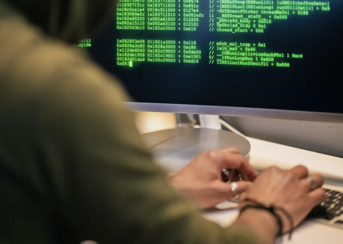Beveiligingsspecialist achter een scherm met code
