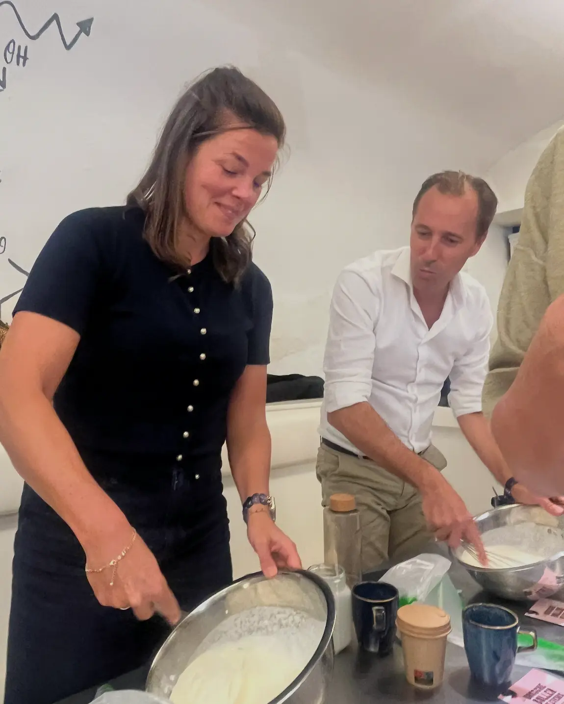Twee deelnemers kloppen samen het beslag