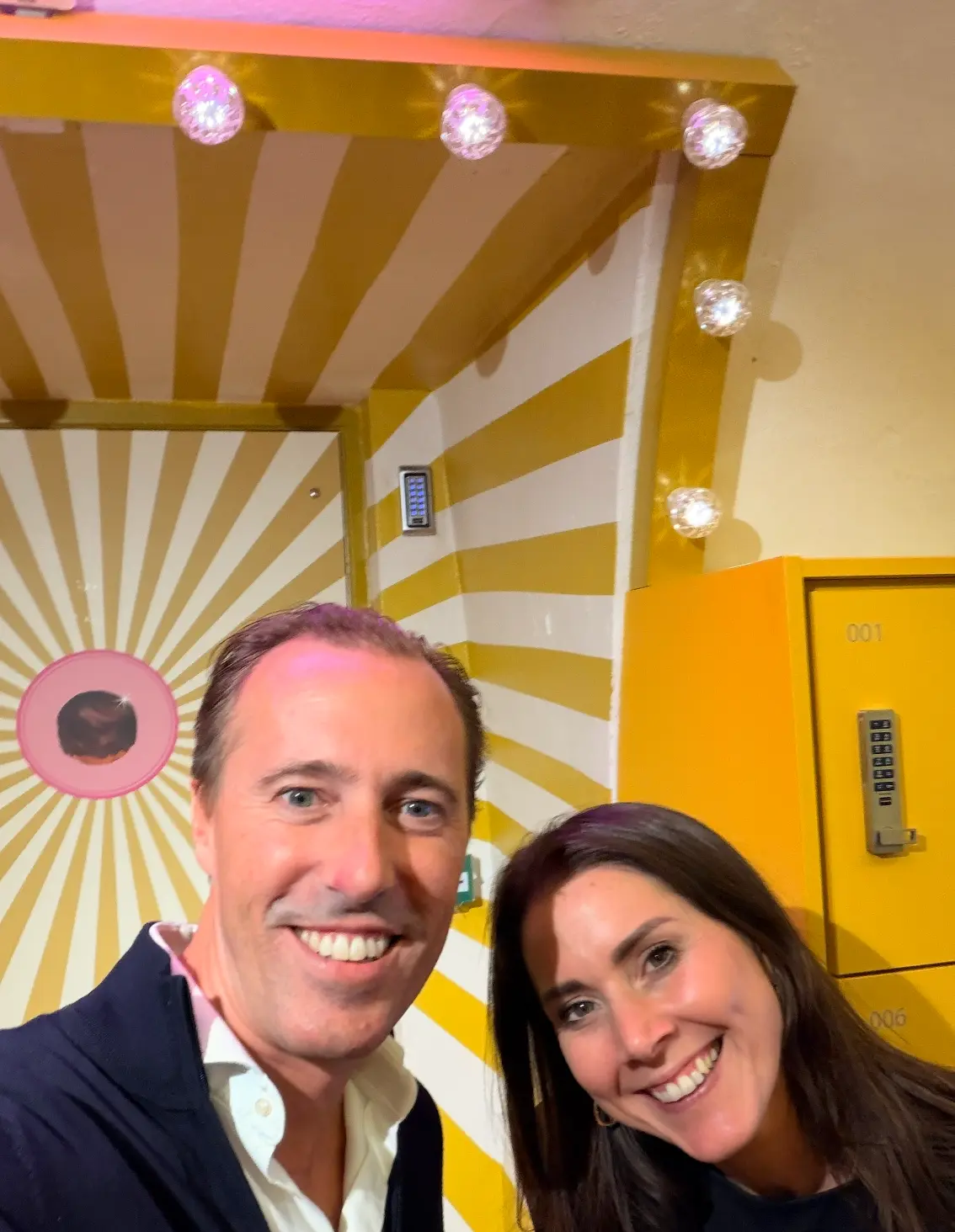 Twee deelnemers lachen samen tijdens de partnerdag