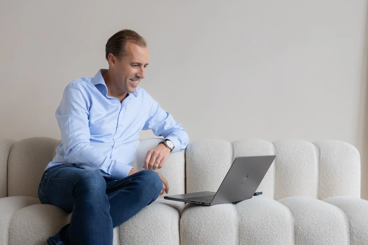 Raoul op de bank met zijn laptop
