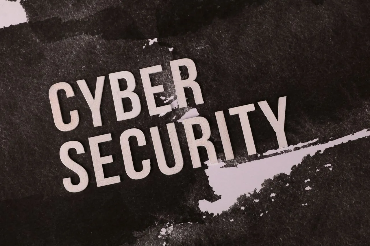 Cybersecurity: uitgeknipte letters op een donkere achtergrond