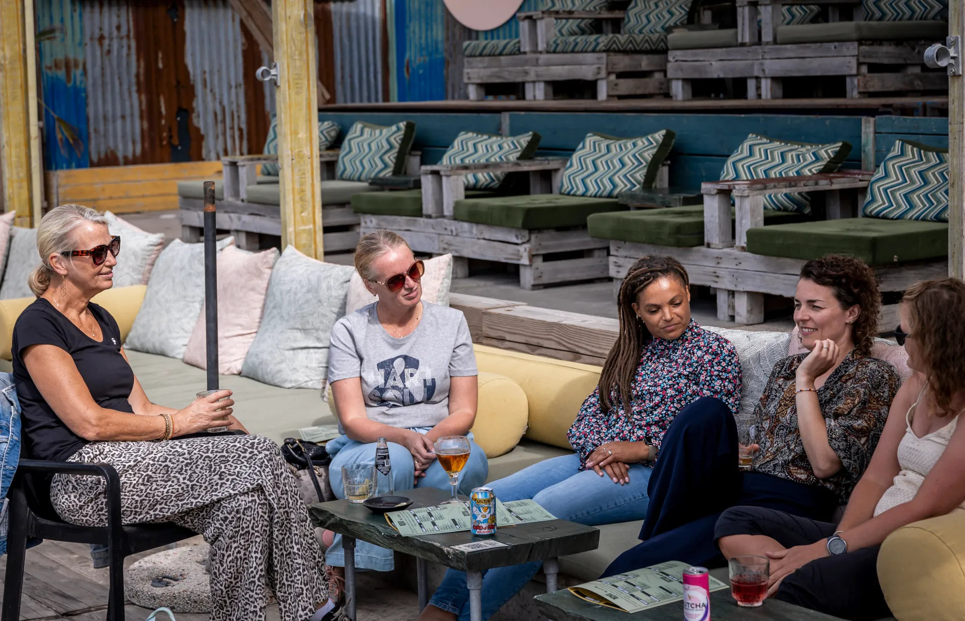 Teamleden praten samen op het terras tijdens de partnerdag