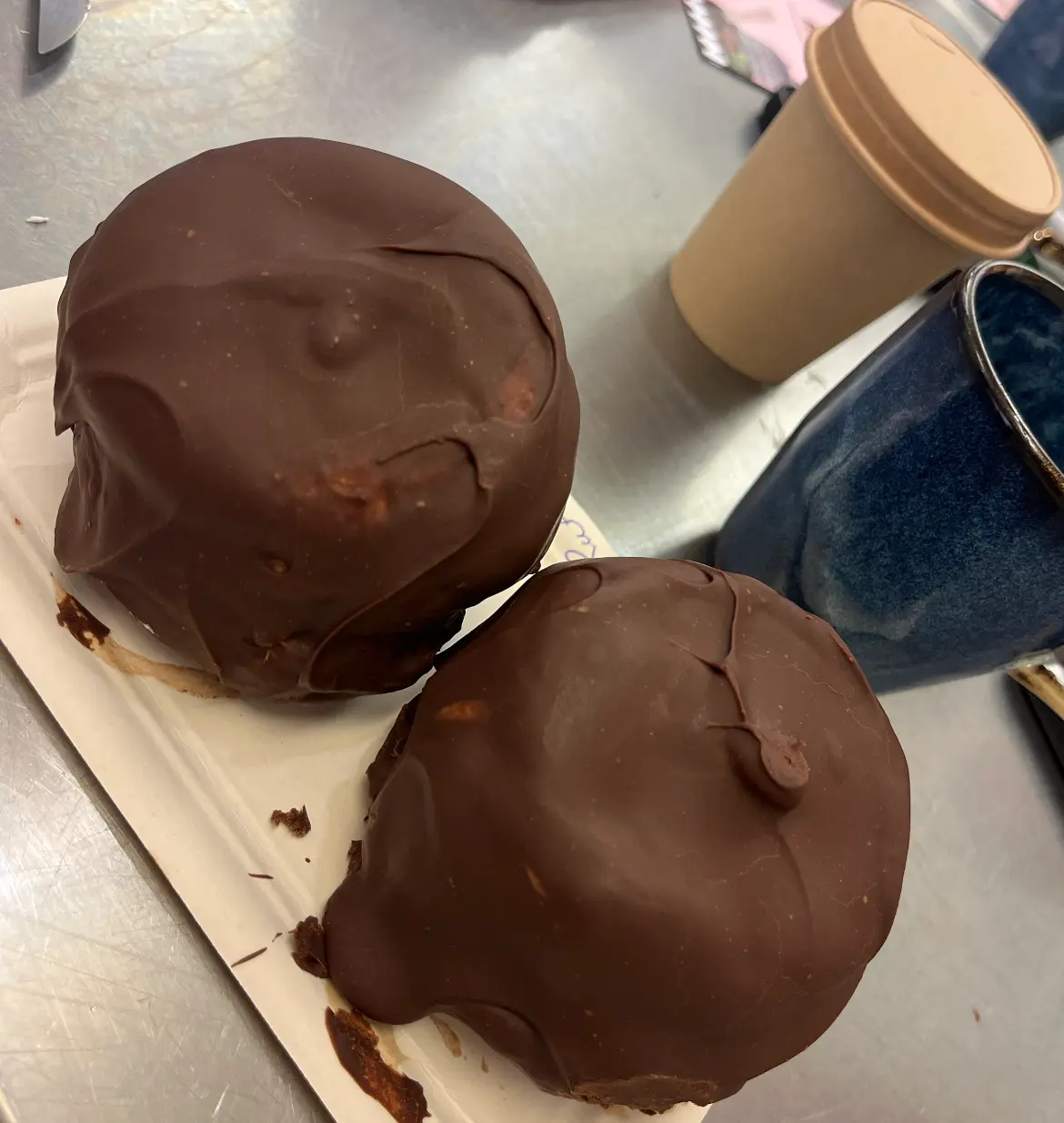Twee zelfgemaakte Bossche bollen met chocolade