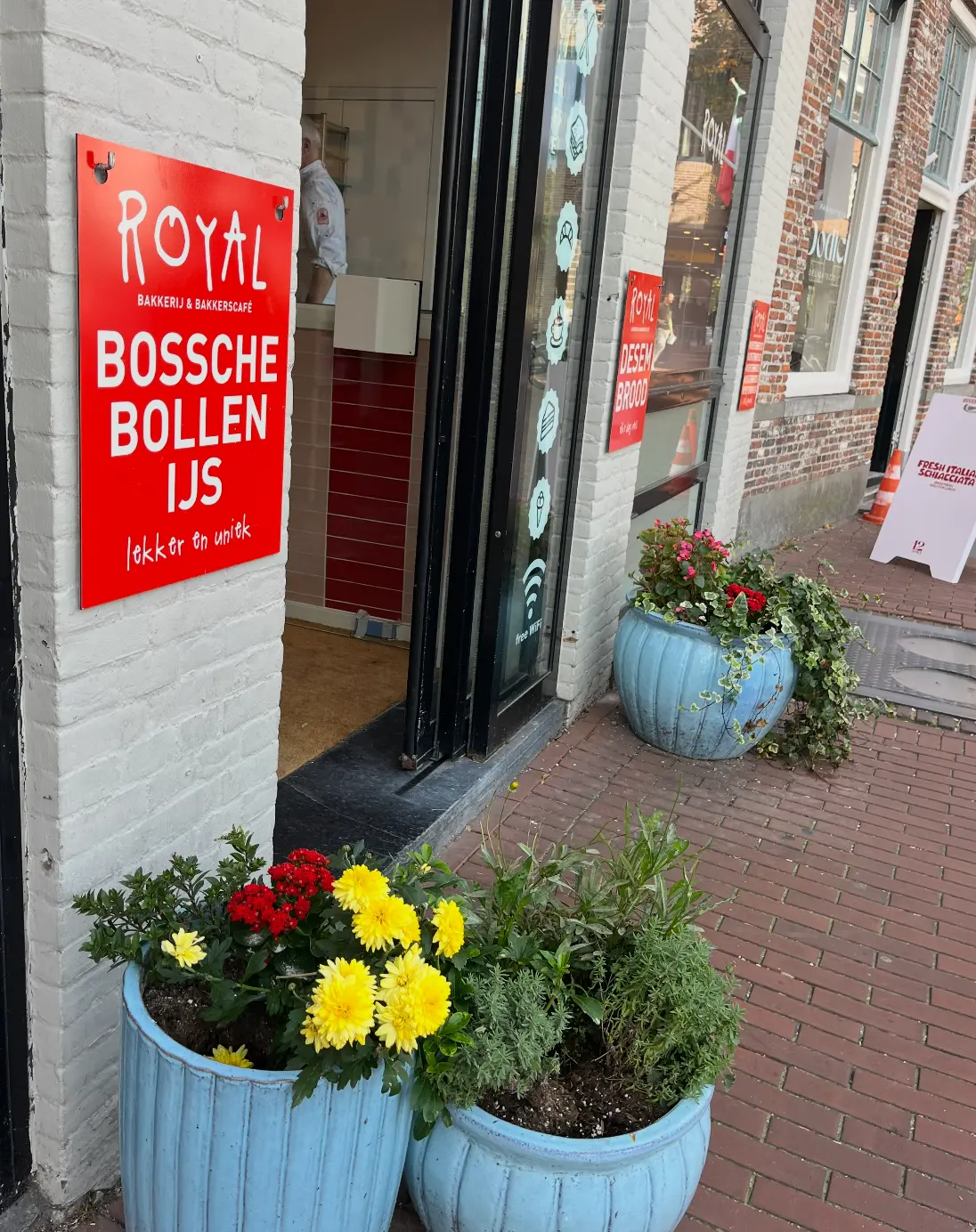 De bakkerij met een bord voor Bossche bollen