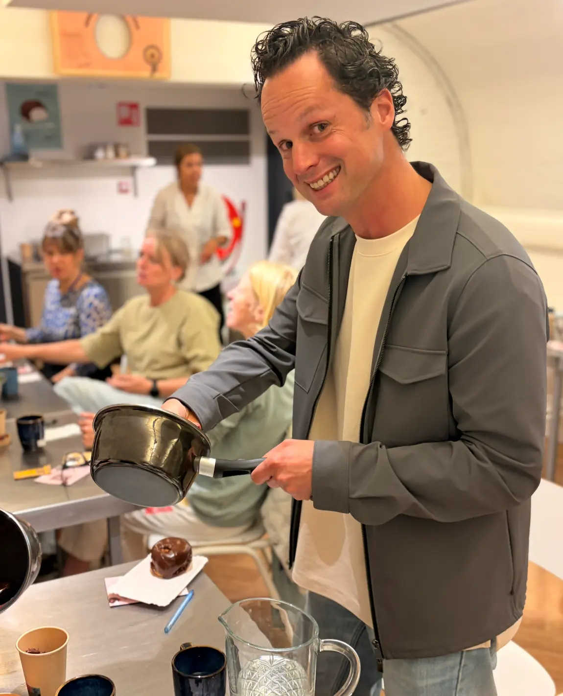 De chocolade wordt gesmolten in een steelpan
