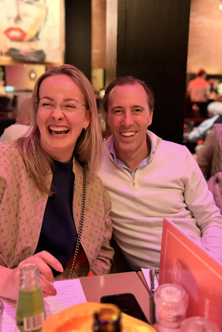 Twee partners lachen samen