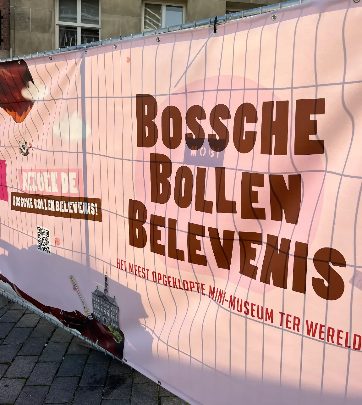 Het kleurrijke doek van de Bossche Bollen Belevenis