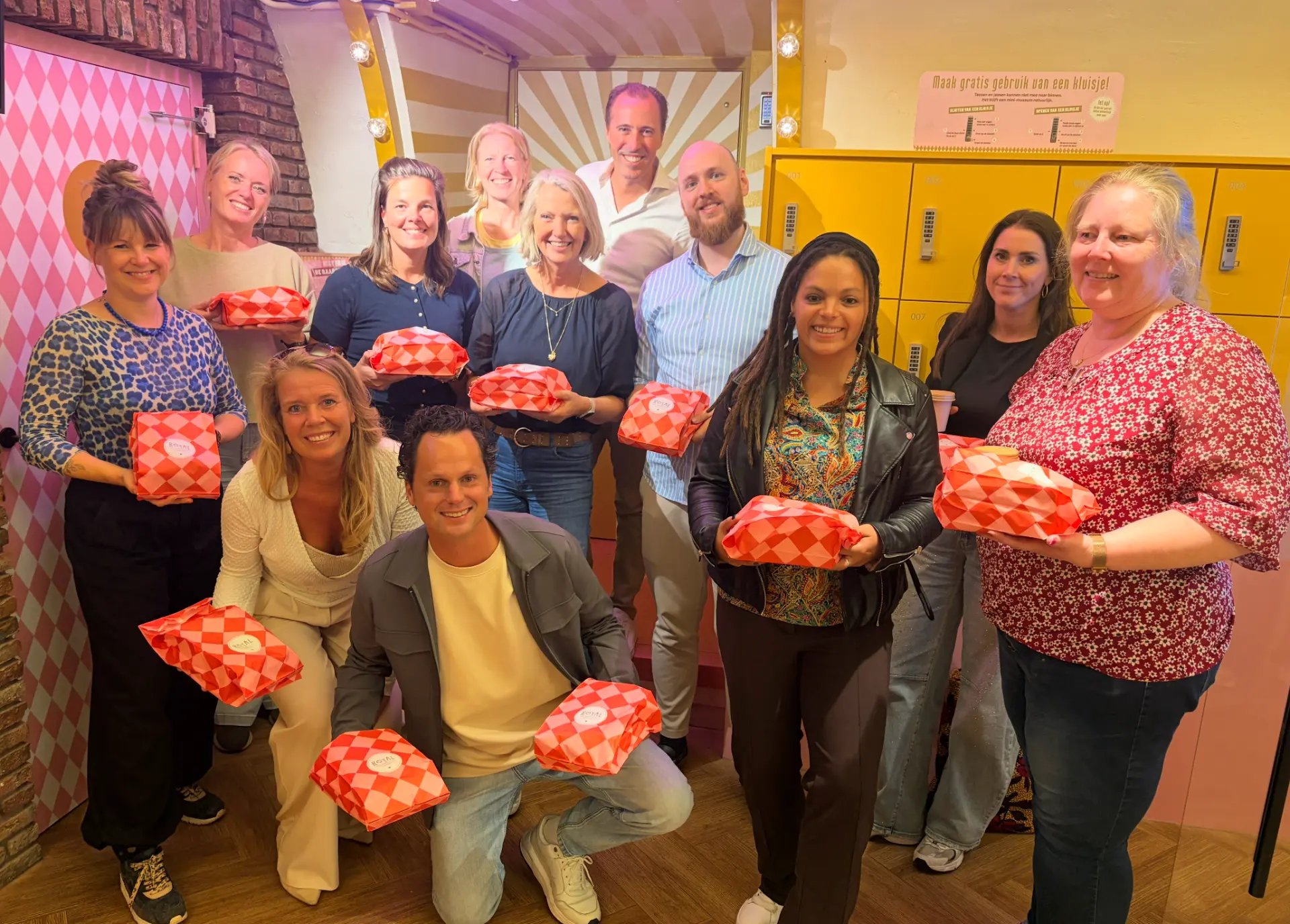 Het team met hun zelfgemaakte Bossche bollen tijdens de partnerdag in 's-Hertogenbosch