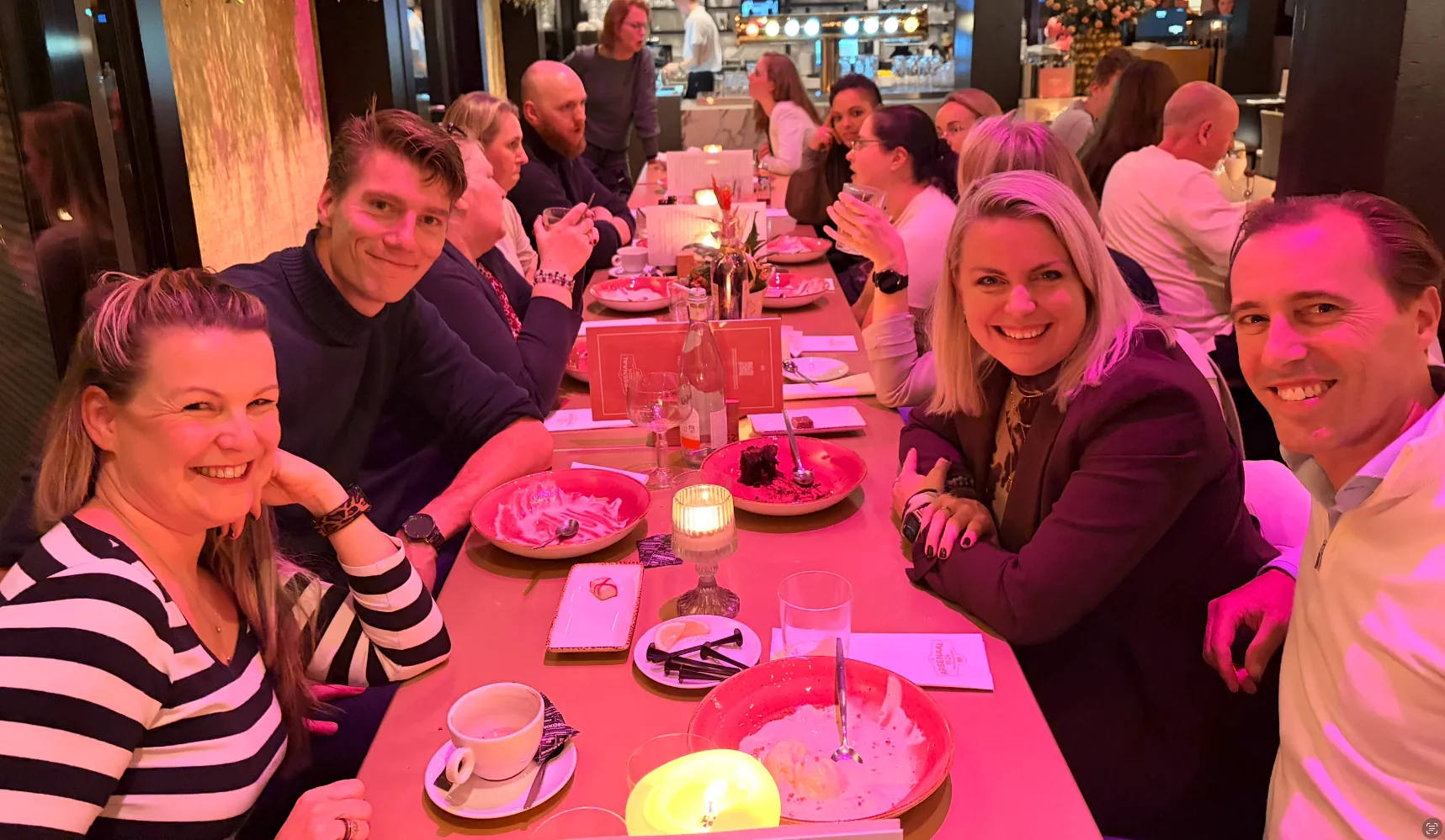 Het team geniet samen van het diner in Nijmegen