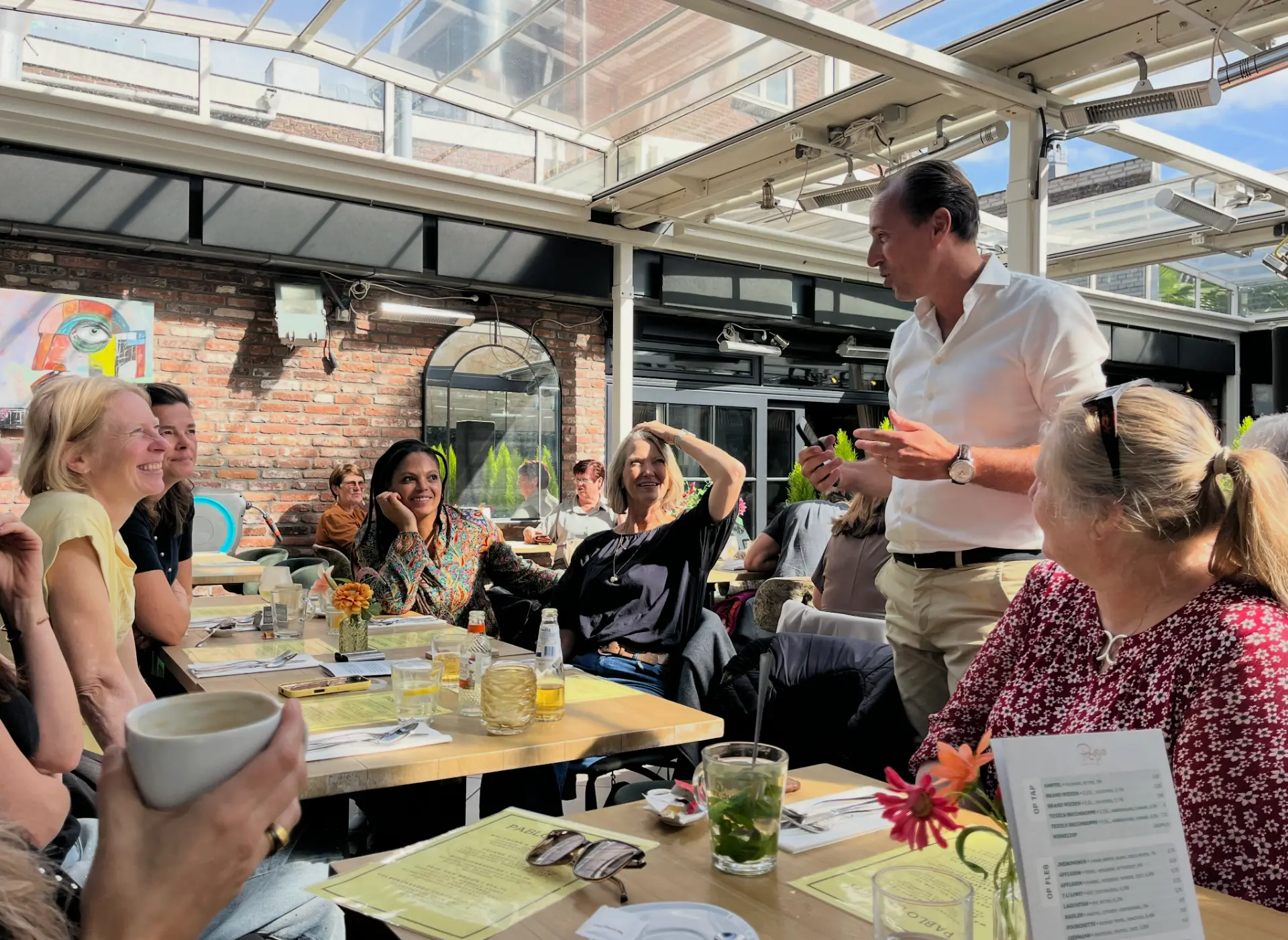 De groep aan tafel tijdens de lunch bij Picasso