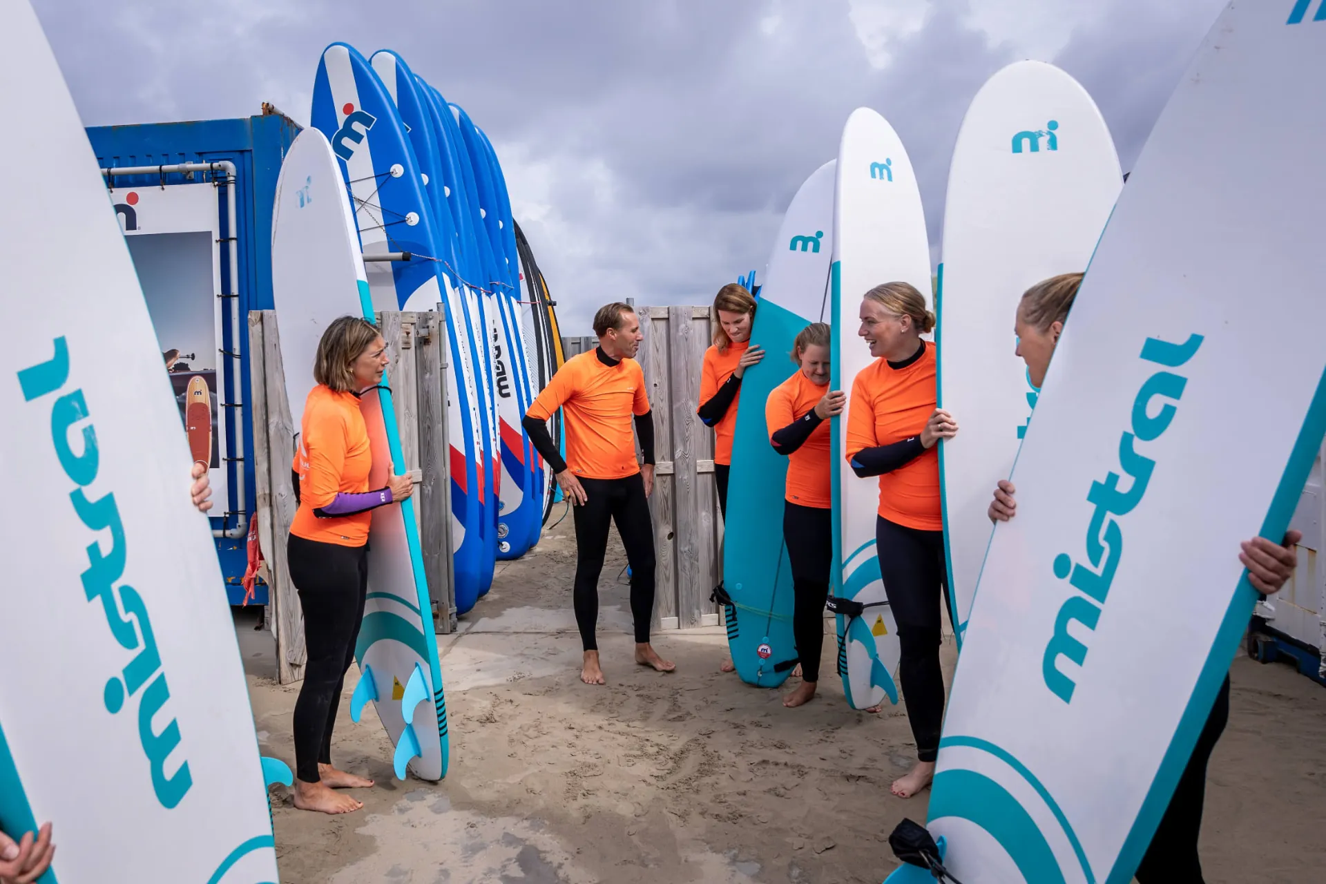 Partners kiezen hun surfplanken bij de surfschool