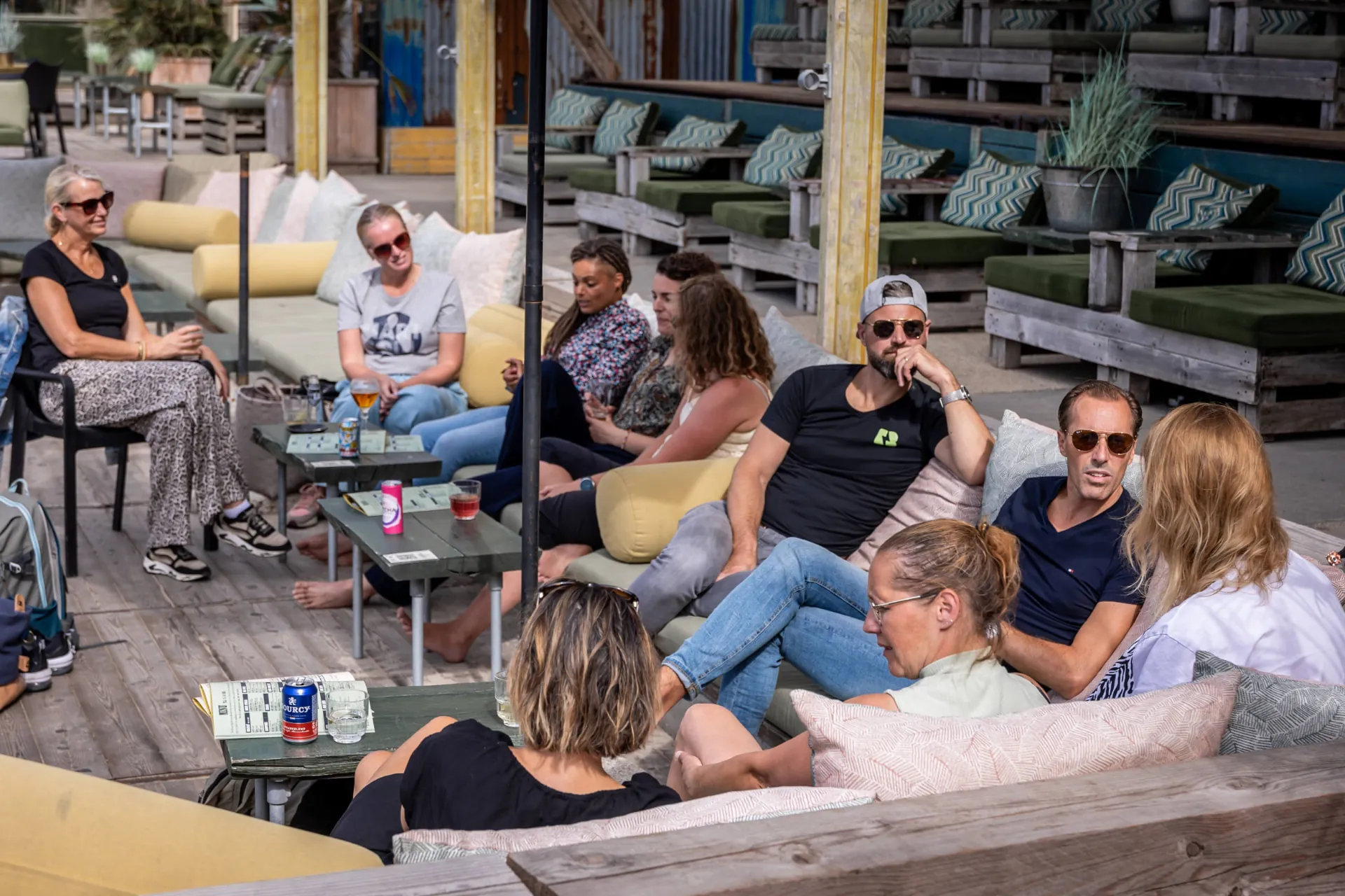 Partners ontspannen samen op het terras