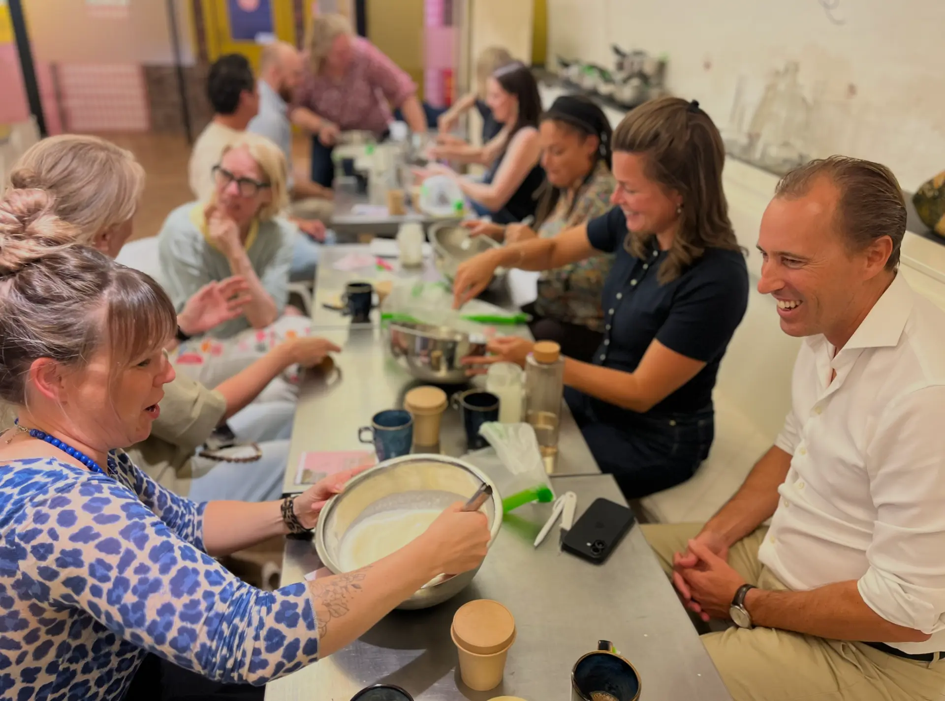 De groep maakt samen beslag tijdens de workshop