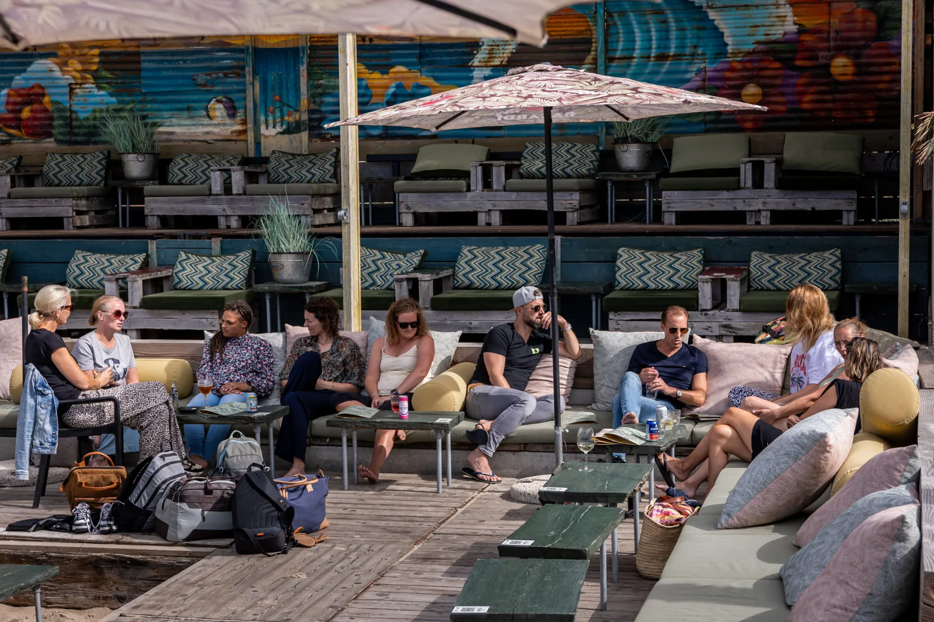 De groep komt bij elkaar op het terras na het surfen