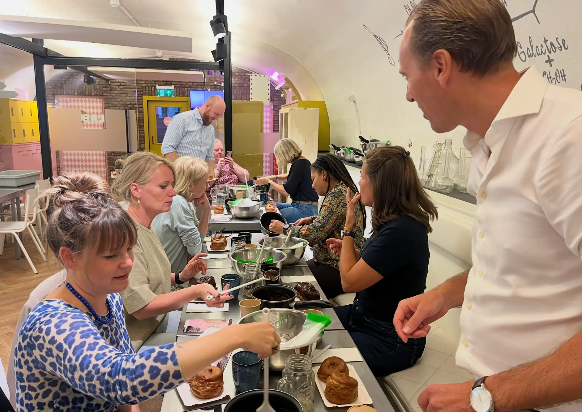Het team maakt samen Bossche bollen in de Raadskelder