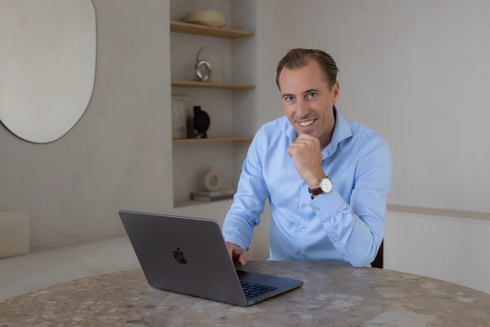 Raoul Heijsen achter zijn laptop