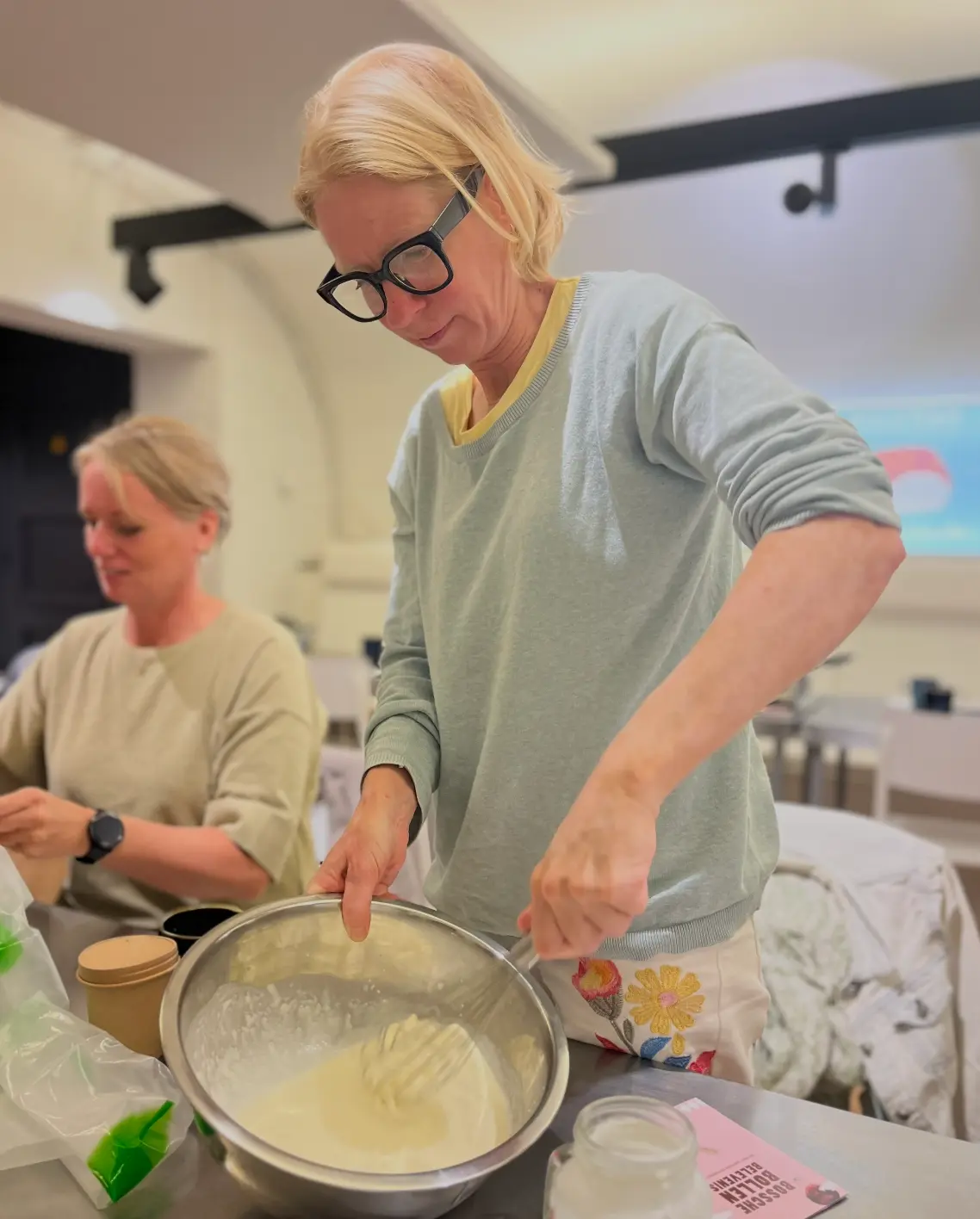 Een deelnemer klopt het beslag voor de Bossche bollen