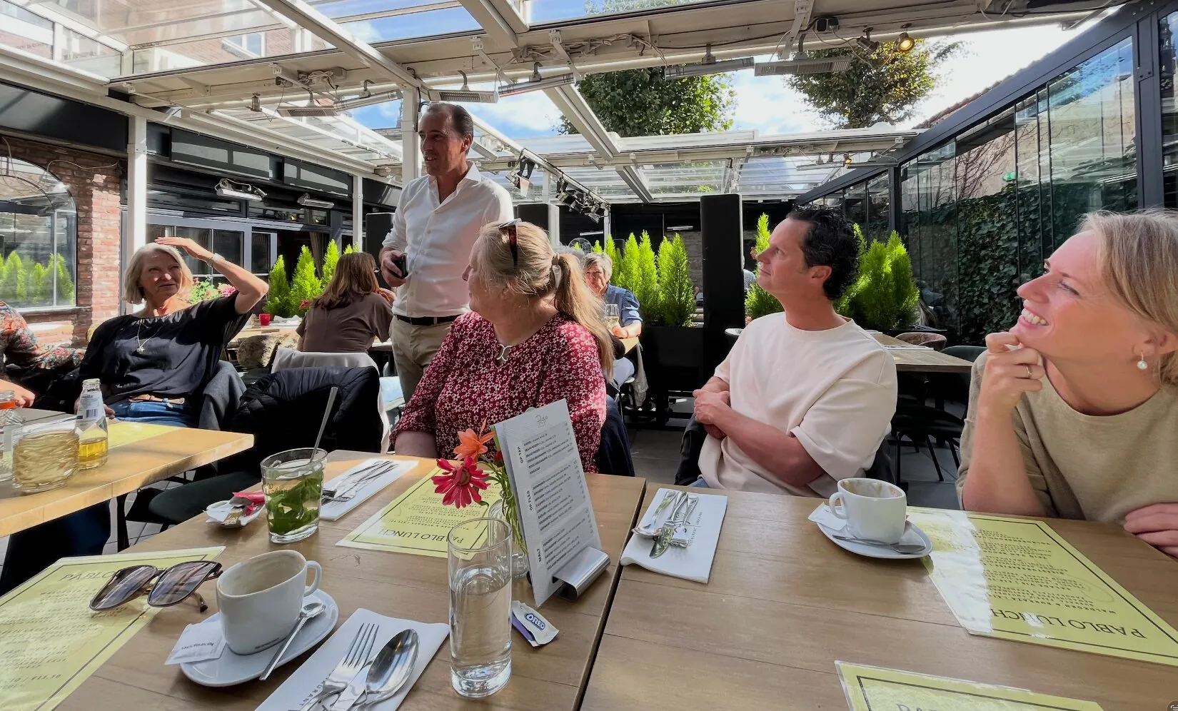 Het team geniet van de lunch op het terras in Den Bosch