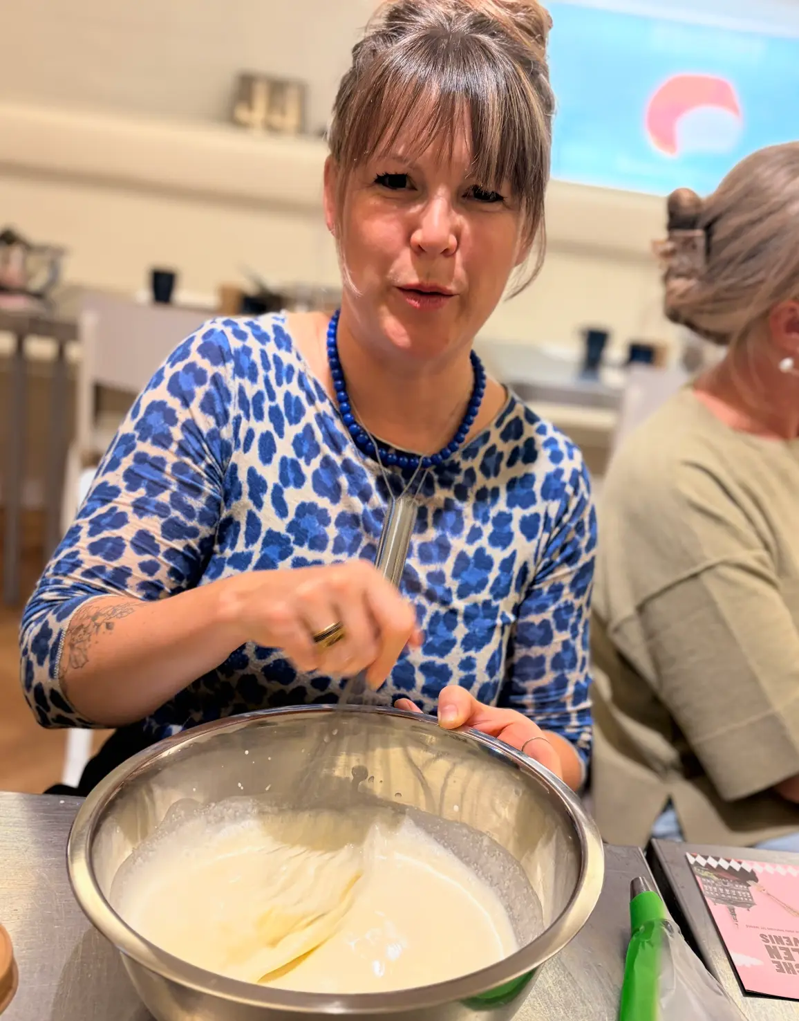 Het beslag wordt glad gegeklopt tijdens de workshop