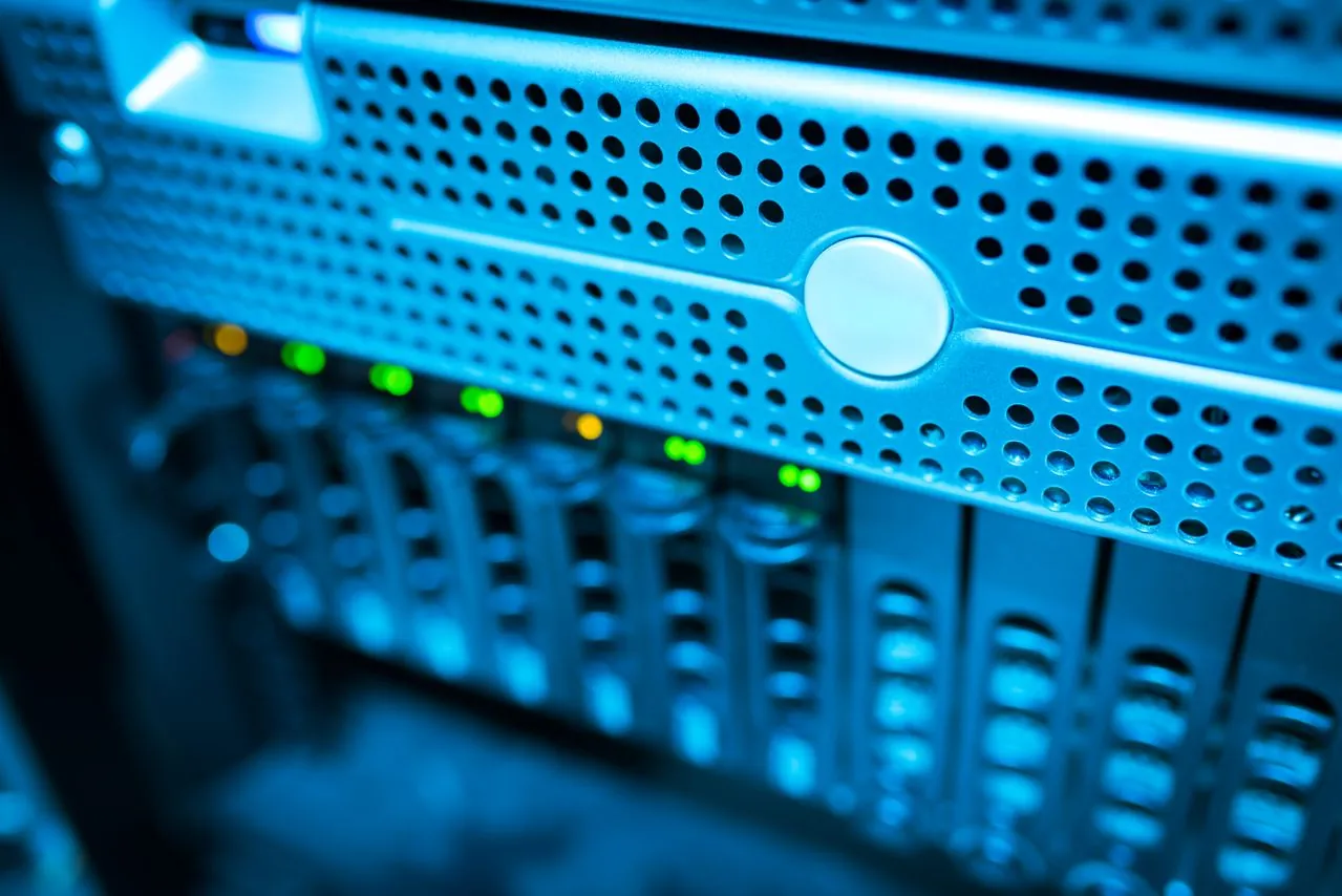 Blauwe server met netwerkverbindingen