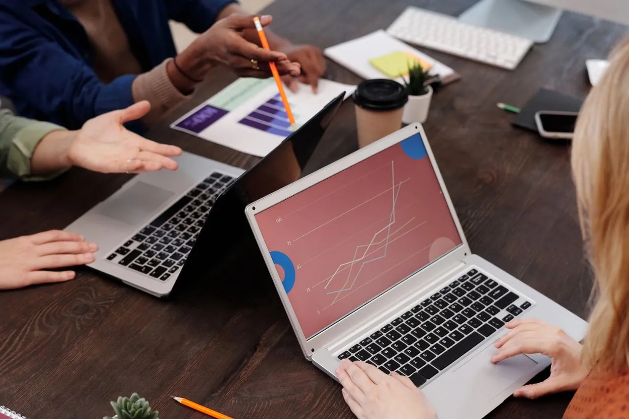 Laptops met grafieken op een vergadertafel