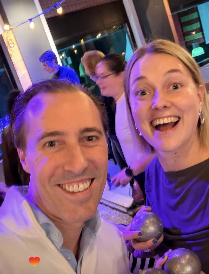 Selfie van twee partners met jeu-de-boulesballen